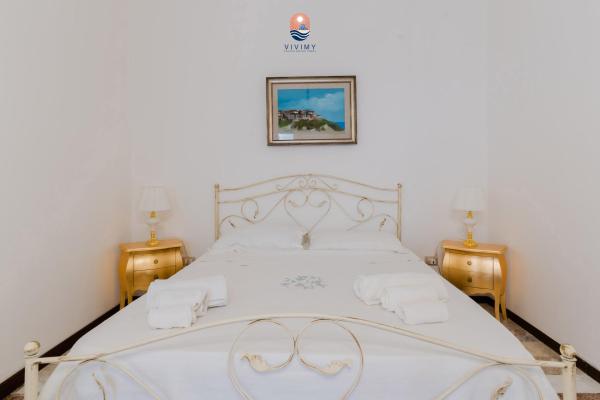Camera Four – Comfort Luminoso dal Tocco Dorato - Errico Suite & Rooms 
