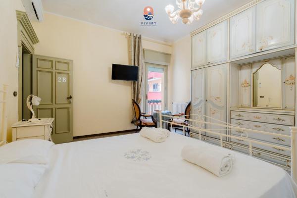Camera Bifamiliare TWO A & B – Eleganza Classica e Spazio Perfetto - Errico Rooms